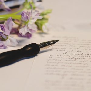 178 编辑部主笔坐在办公桌前翻看一本写满批注的统计年鉴，台灯暖光落在纸页上，神情专注